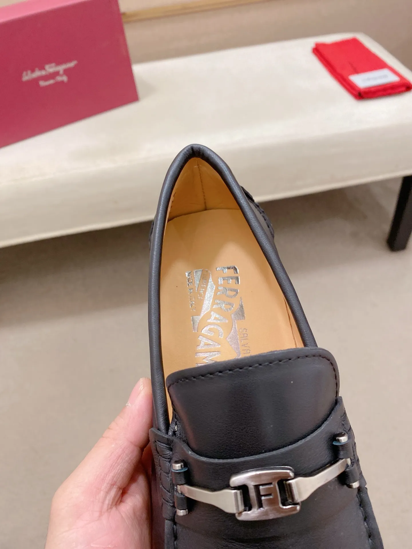 Factory price: 540💰High-end quality! Ferragamo🆕🆕Exclusive hot-selling products in stock🔥🔥New products on the shelves, high-quality Ferragamo men's pea shoes, high-end casual driving shoes, with complete packaging! 💪 💪 Material: imported first-layer cowhide 🐂 + imported high-quality water-dyed cowhide lining + wear-resistant outsole 👍🏻👍🏻 Features: high-end and comfortable, purely handmade 🚀 🚀 Create the perfect shoe that suits you best 🔥 🔥 Size: (38-44) 45 standard size can be customized!